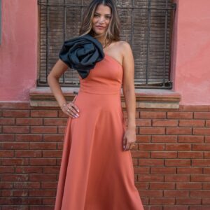 Vestido naranja con flor negra